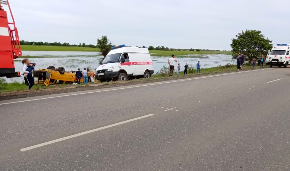 Под Астраханью перевернулась маршрутка с пассажирами Под Астраханью на трассе перевернулась маршрутка 3