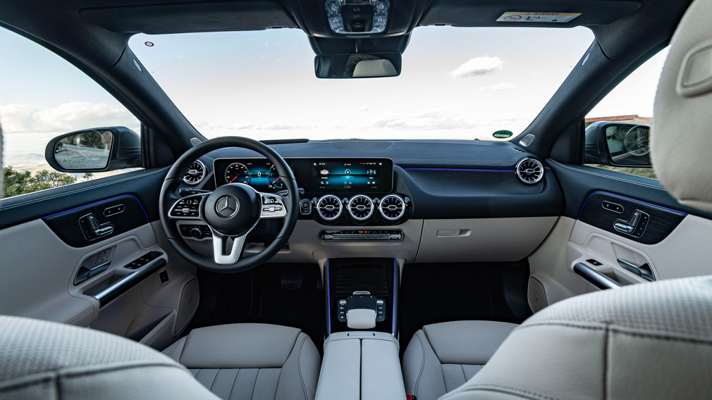 Топ-3 самых стильных кроссоверов, доступных на российском рынке Mercedes-Benz GLA салон