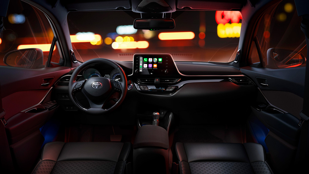 Топ-3 самых стильных кроссоверов, доступных на российском рынке Toyota C-HR салон