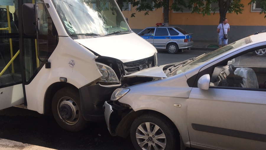 В ДТП с маршруткой в Саратове пострадали человек (2)
