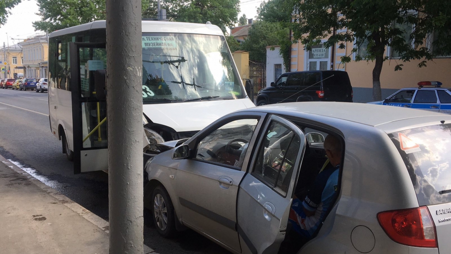 В ДТП с маршруткой в Саратове пострадали человек (3)