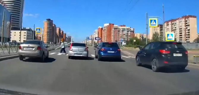 Автомобиль сбил двух женщина на Богатырском проспекте