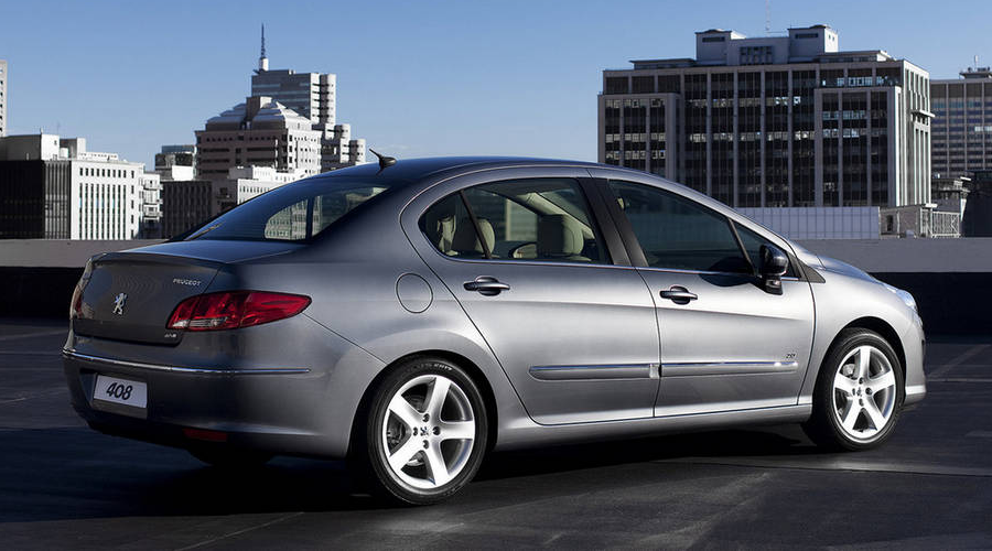 Peugeot 408 вид сбоку