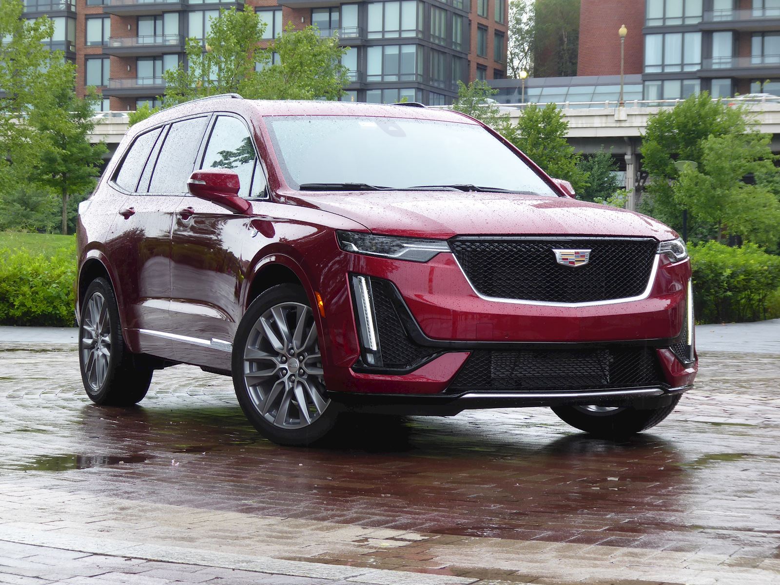 Падение рубля: стали дороже три модели Cadillac кади 3