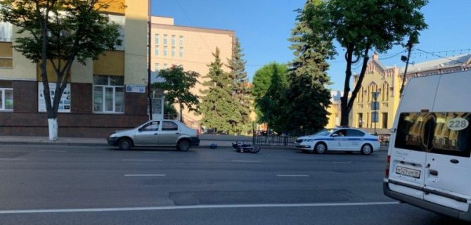 Мотоциклист попал в ДТП в центре Курска