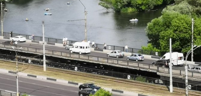 В Курске велосипедист упал с моста и погиб