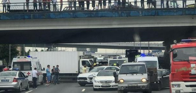 В Москве на МКАД произошло смертельное ДТП: один человек погиб, 2-х летний ребёнок госпитализирован