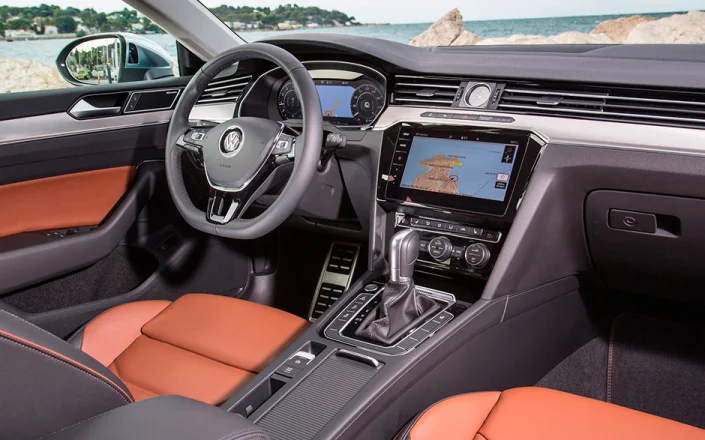Топ-3 июльских новинок на российском авторынке Volkswagen Arteon салон