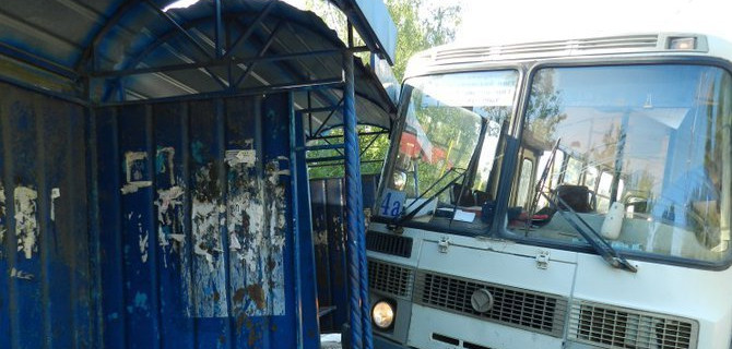 В Шуе автобус врезался в остановку – пострадала женщина