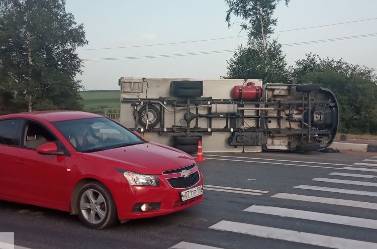 В Подмосковье машину такси «сложило» между фурой и «ГАЗелью» — 3 человека погибло ДТП Воскресенск фура и такси 1