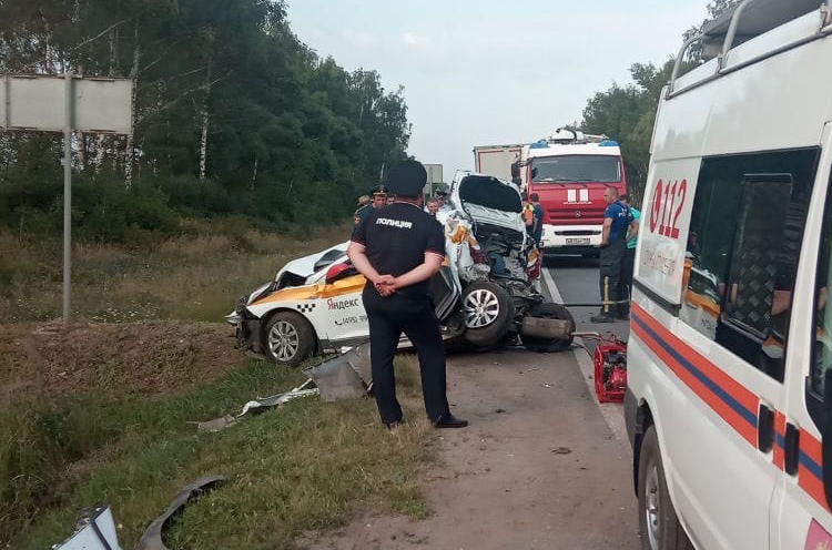 В Подмосковье машину такси «сложило» между фурой и «ГАЗелью» — 3 человека погибло ДТП Воскресенск фура и такси 2