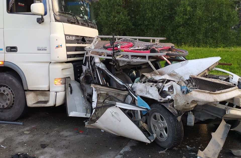 Под Новосибирском стоящий в пробке кроссовер с семьёй внутри зажало между двумя грузовиками — чудом все выжили ДТП 9 июля на Северном объезде
