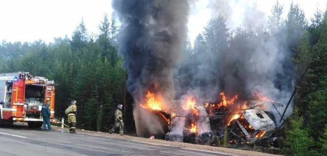 В Забайкалье грузовик оказался в кювете и полностью сгорел — водителя спасли, вовремя вытащив из кабины