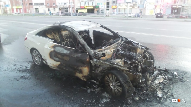 Екатеринбург 12 июля сгоревший Мерседес ДТП