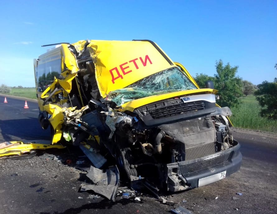Под Астраханью микроавтобус с выпускницами врезался в «КамАЗ» ДТП с выпускницами 16 июля
