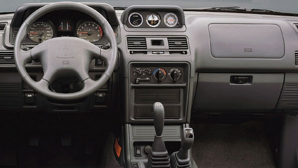 Mitsubishi-Pajero-II-салон
