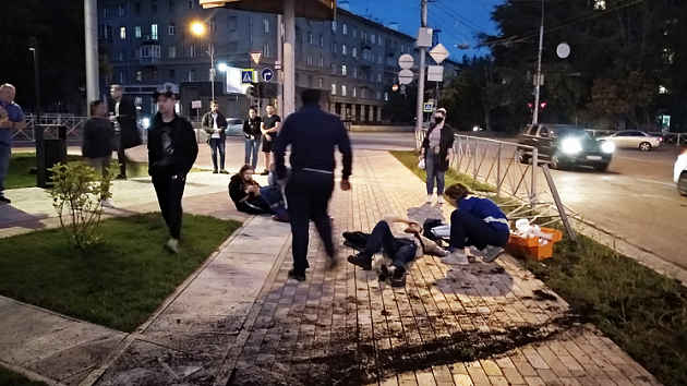 В Новосибирске пьяный водитель пробил ограду сквера и сбил двоих людей ДТП Новосибирск 26 июля