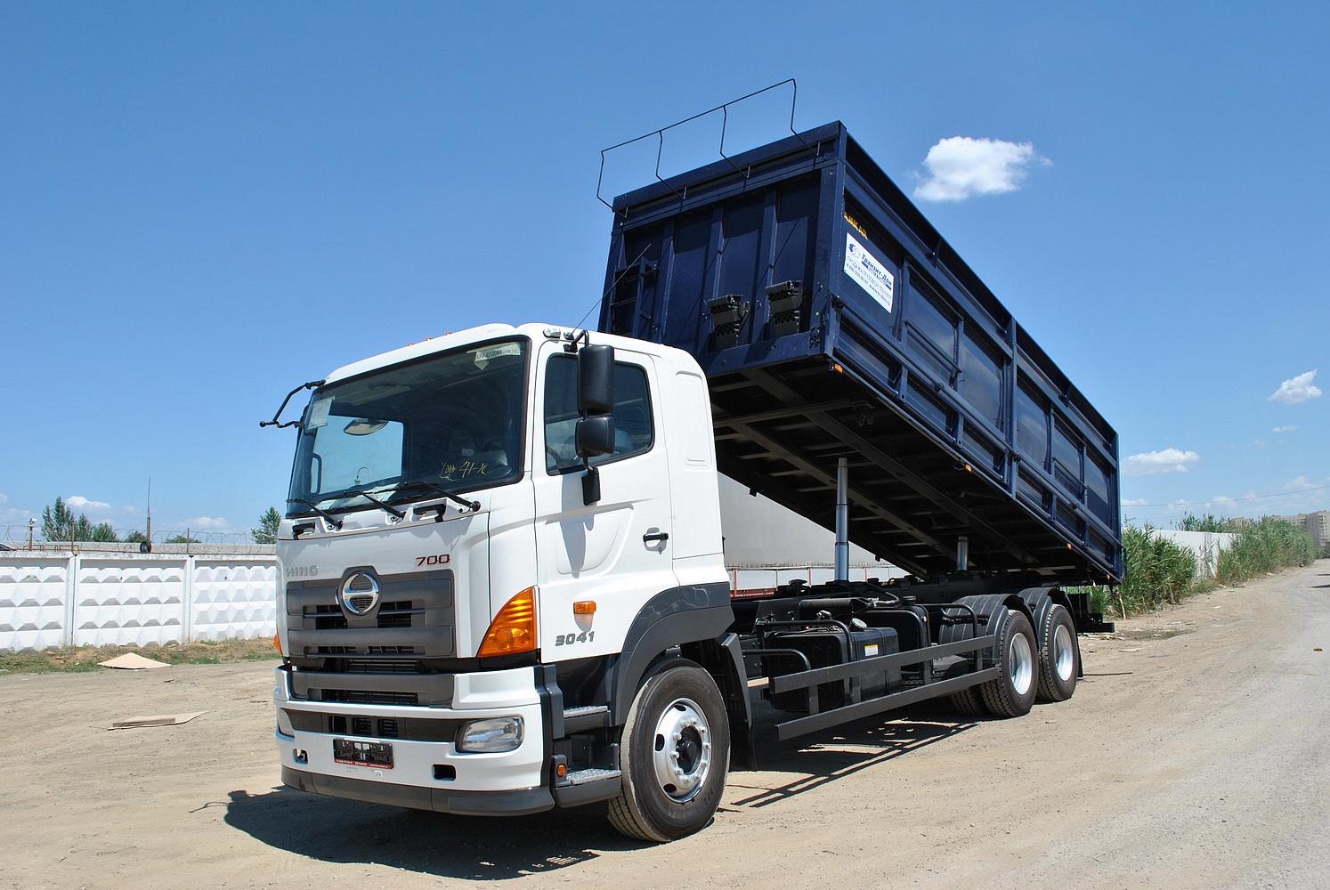 Hino 700