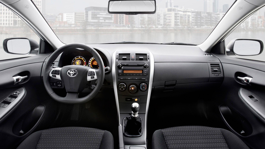 Топ-3 самых надёжных автомобилей, которые можно купить на вторичном рынке 2 Toyota Corolla салон