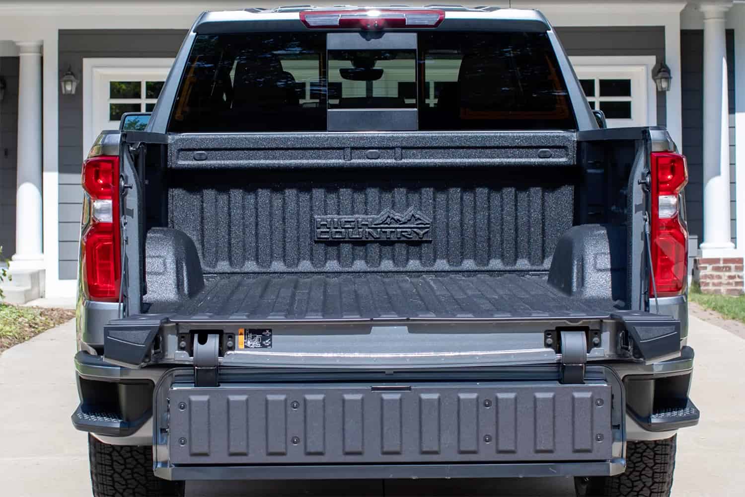 Пикап Chevrolet Silverado оснастят многофункциональным задним бортом ш борт 1