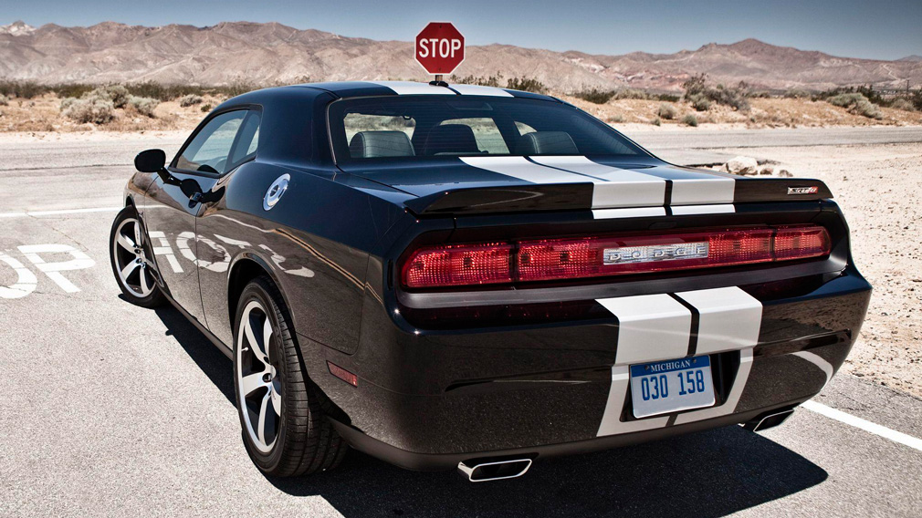 Dodge Challenger сзади