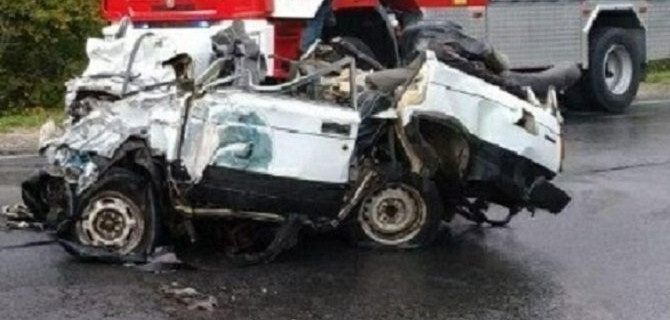 Водитель ВАЗа погиб в ДТП с фурой в Великолукском районе
