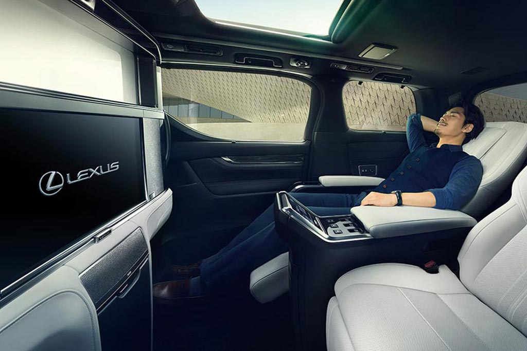 Lexus LM салон