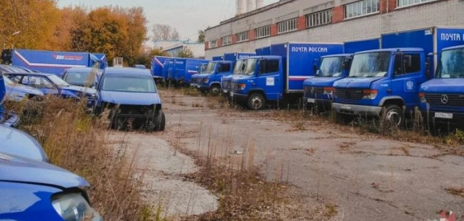В Москве обнаружили настоящее «кладбище» автомобилей «Почты России»
