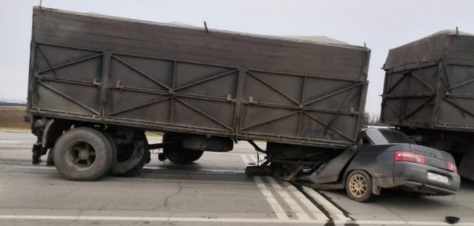 Водитель и пассажир ВАЗа погибли в ДТП с зерновозом под Ростовом