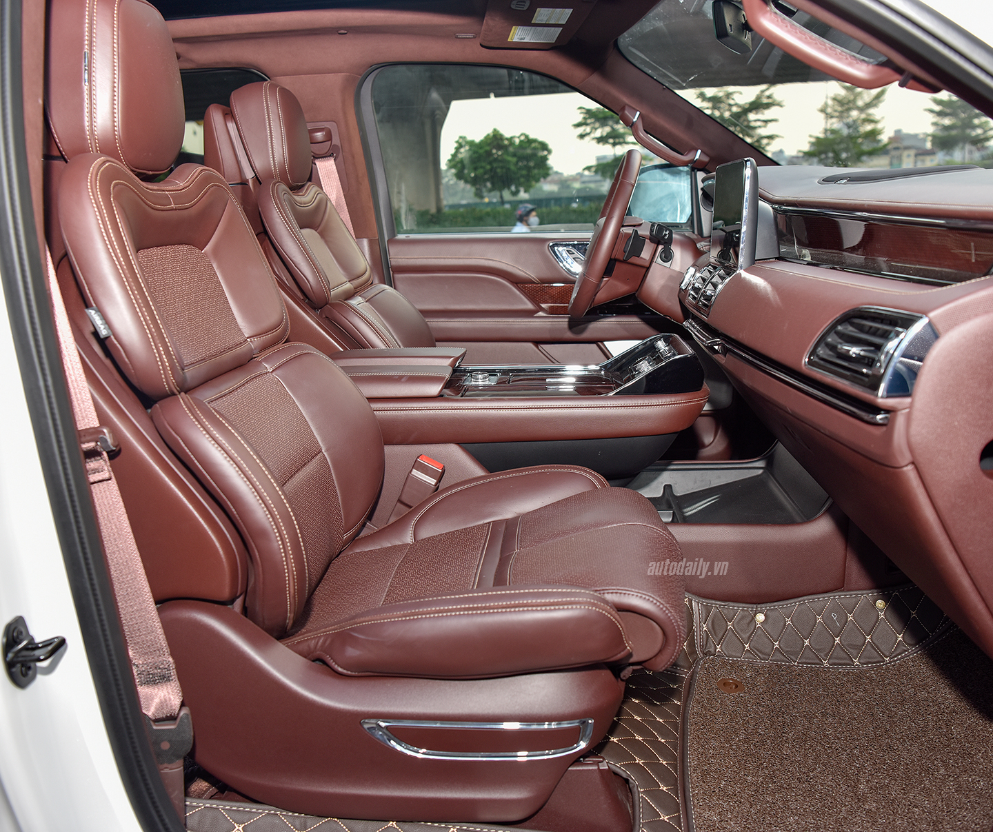 Lincoln Navigator получил новое исполнение линкольн 3