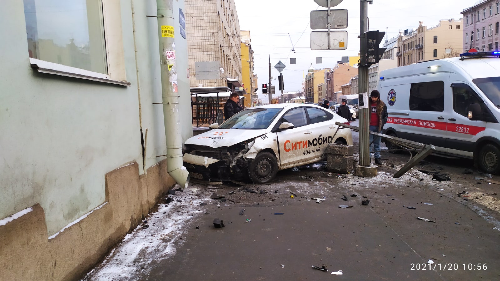 В Петербурге после ДТП машина сбила пешехода на тротуаре (2)
