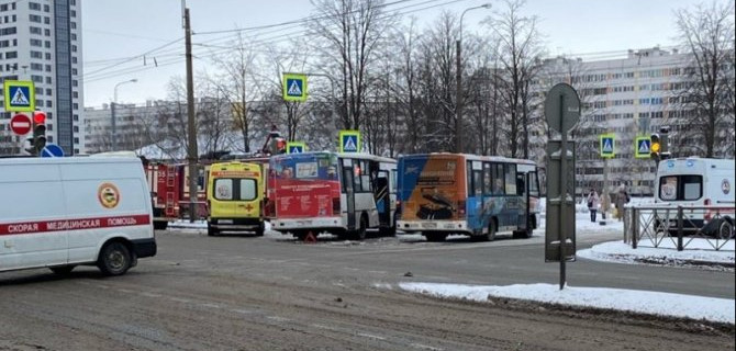В Петербурге в ДТП с маршрутками пострадали 4 человека