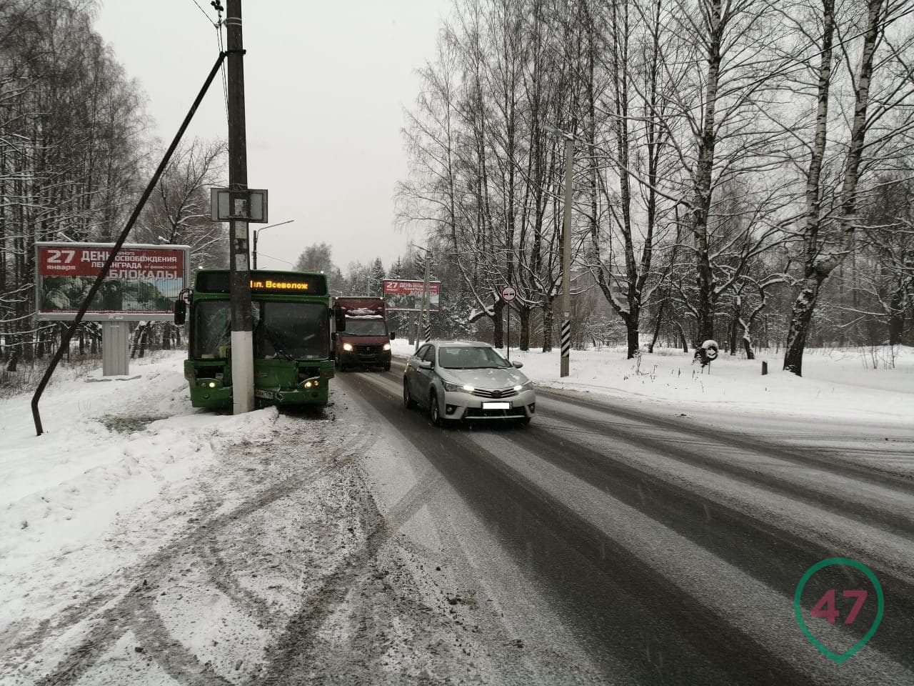 Во Всеволожске автобус врезался в столб (1)