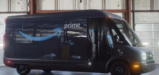 Amazon начал пробную эксплуатацию электрофургонов Rivian
