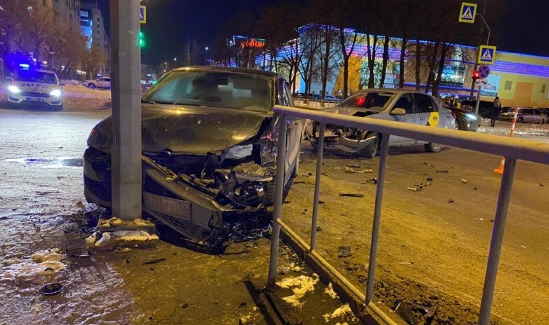 В центре Тюмени произошла авария с участием женщины и годовалого ребенка В центре Тюмени произошла авария с участием женщины и годовалого ребенка_2