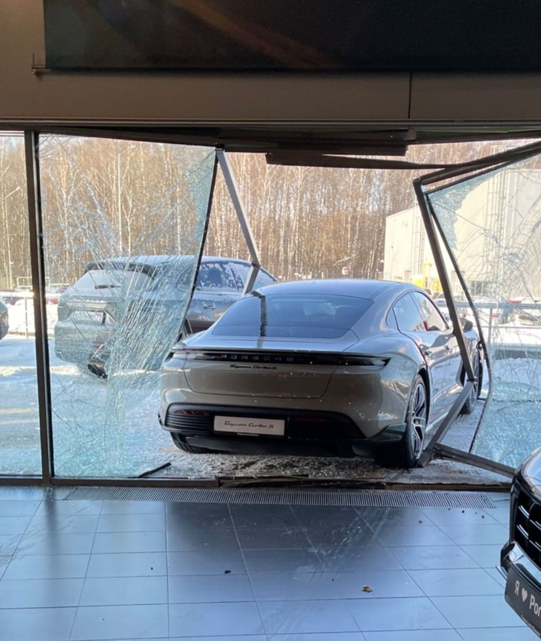 Блогер Михаил Литвин на спорткаре Porsche протаранил салон Блогер Михаил Литвин на спорткаре Porsche протаранил салон (1)