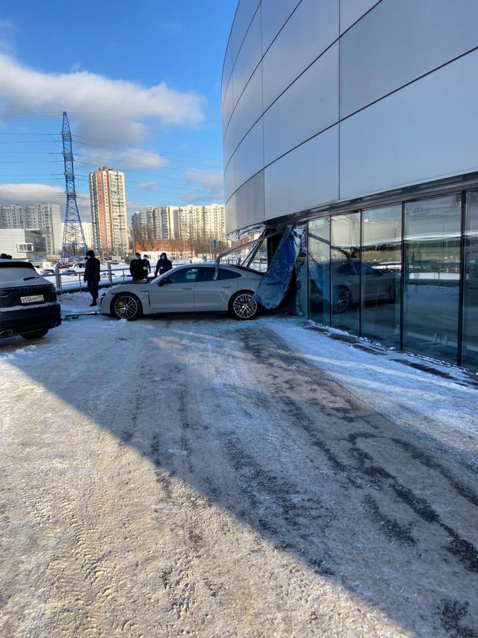 Блогер Михаил Литвин на спорткаре Porsche протаранил салон Блогер Михаил Литвин на спорткаре Porsche протаранил салон (2)