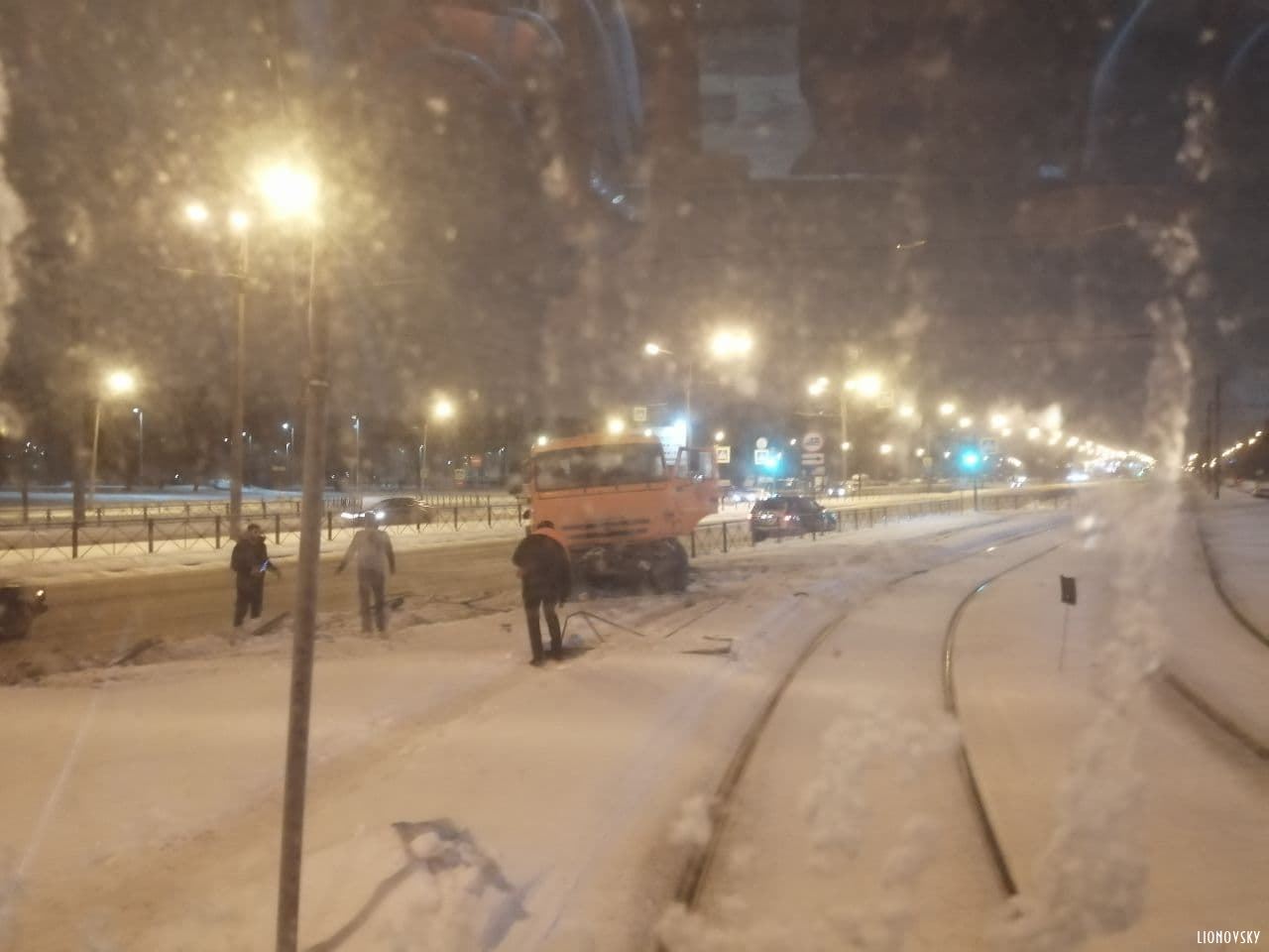 В Петербурге КамАЗ снес забор у станции «Ручьи» В Петербурге КамАЗ снес забор у станции «Ручьи» (1)
