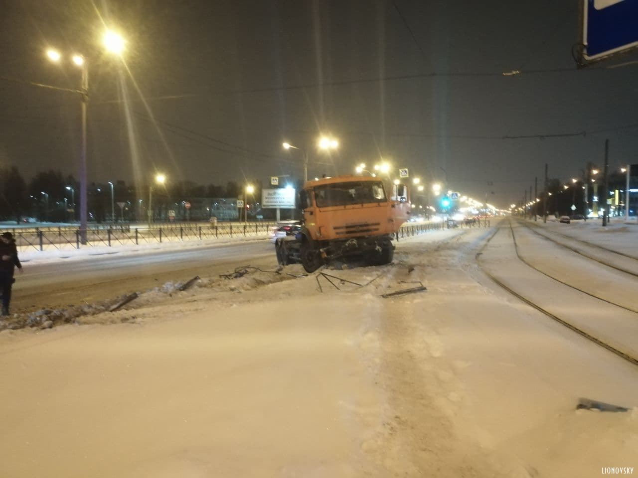В Петербурге КамАЗ снес забор у станции «Ручьи» В Петербурге КамАЗ снес забор у станции «Ручьи» (2)