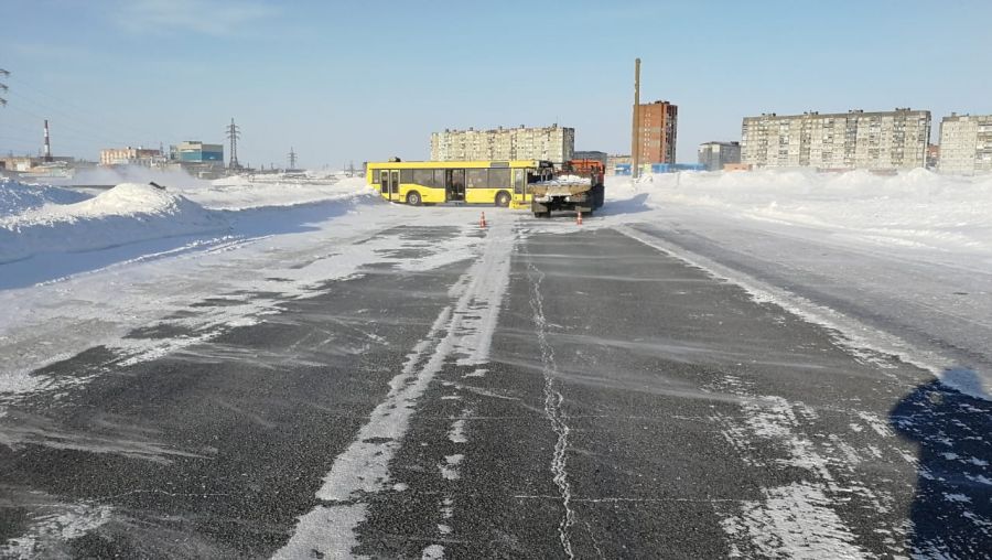 В Норильске в ДТП с автобусом и КамАЗом пострадал человек В Норильске в ДТП с автобусом и КамАЗом пострадал человек (2)